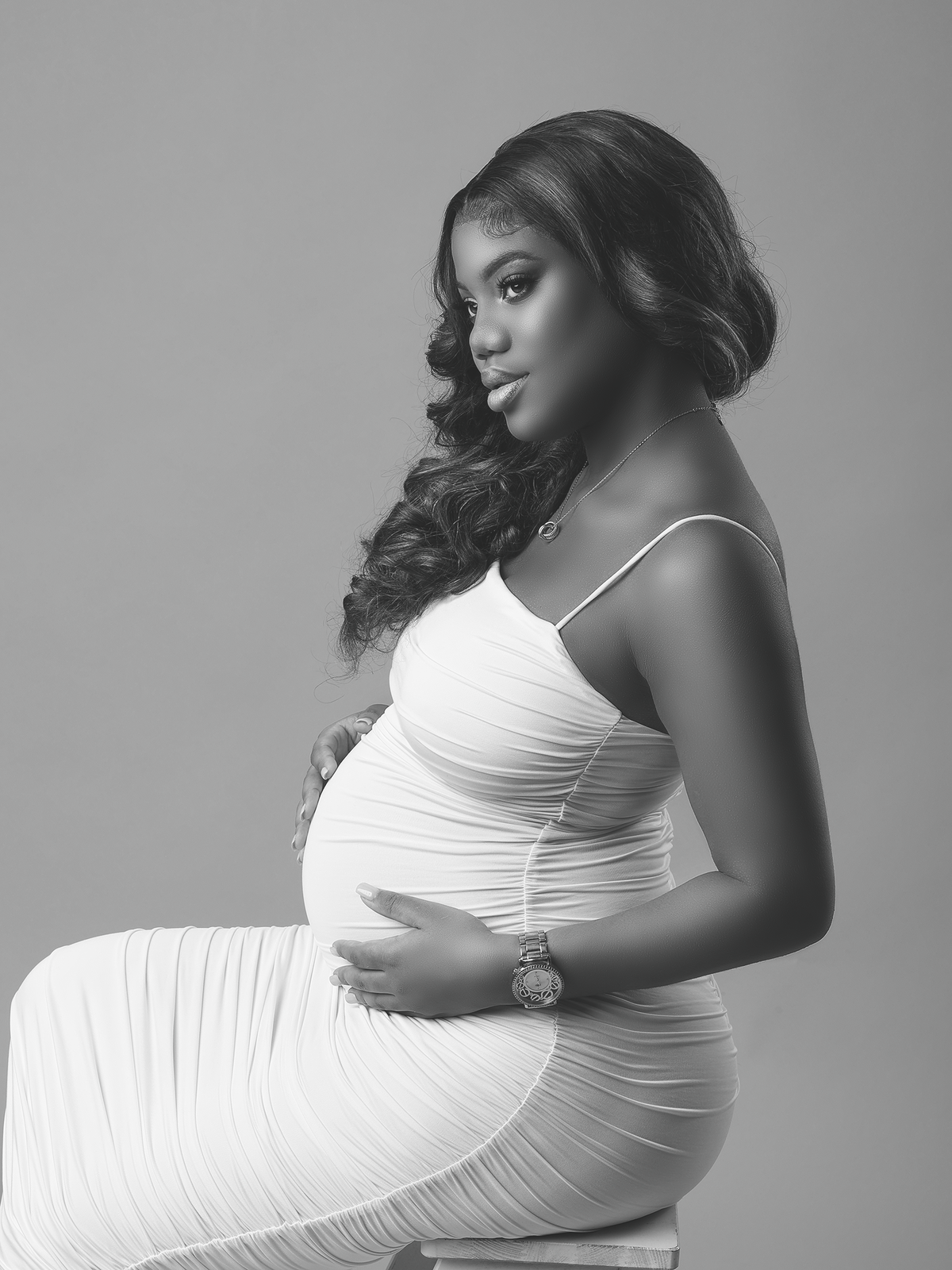 fotografia a preto e branco de mulher gravida em lisboa