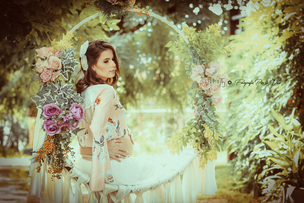 gestante em arco de flores