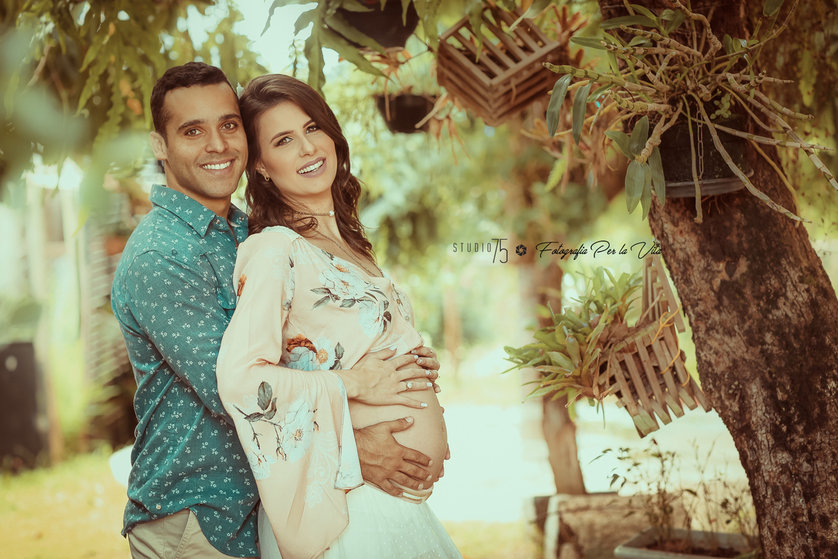 foto de gravida no jardim