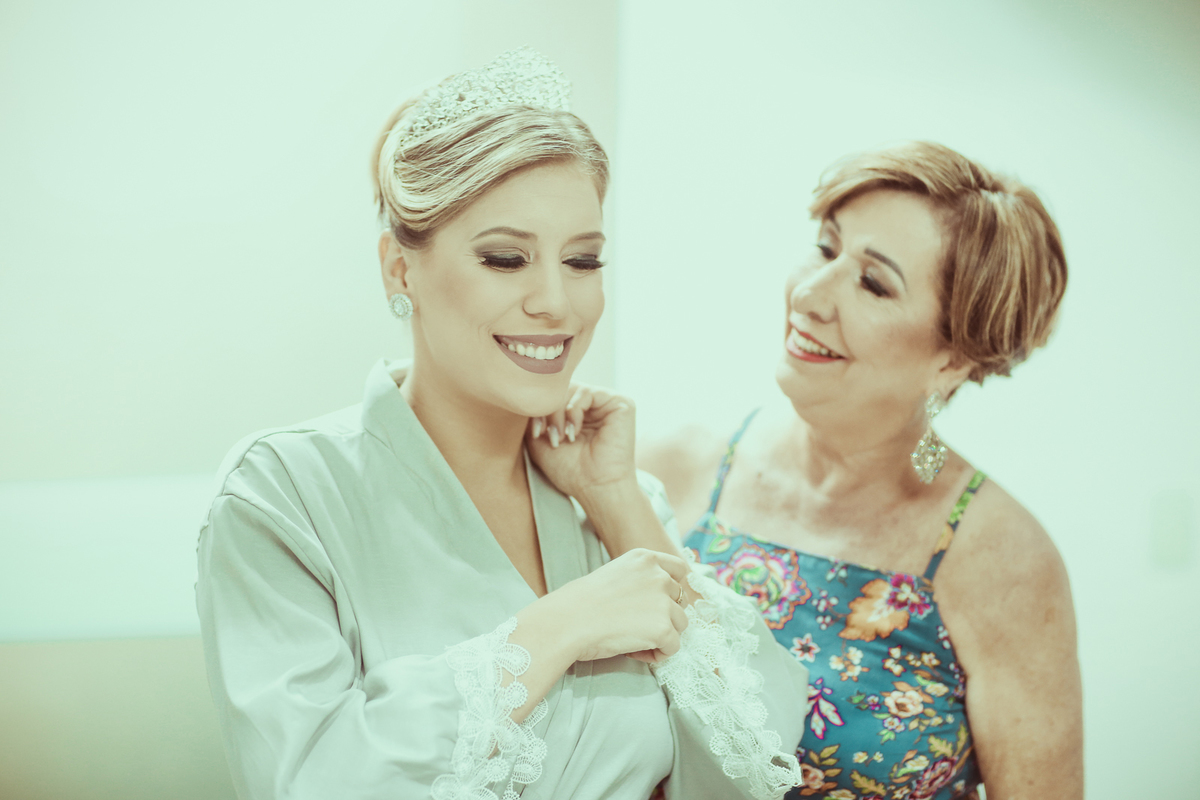 noiva se arrumando com a mãe