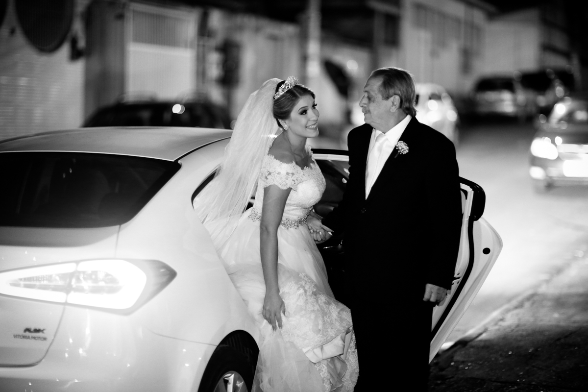 noiva saindo do carro