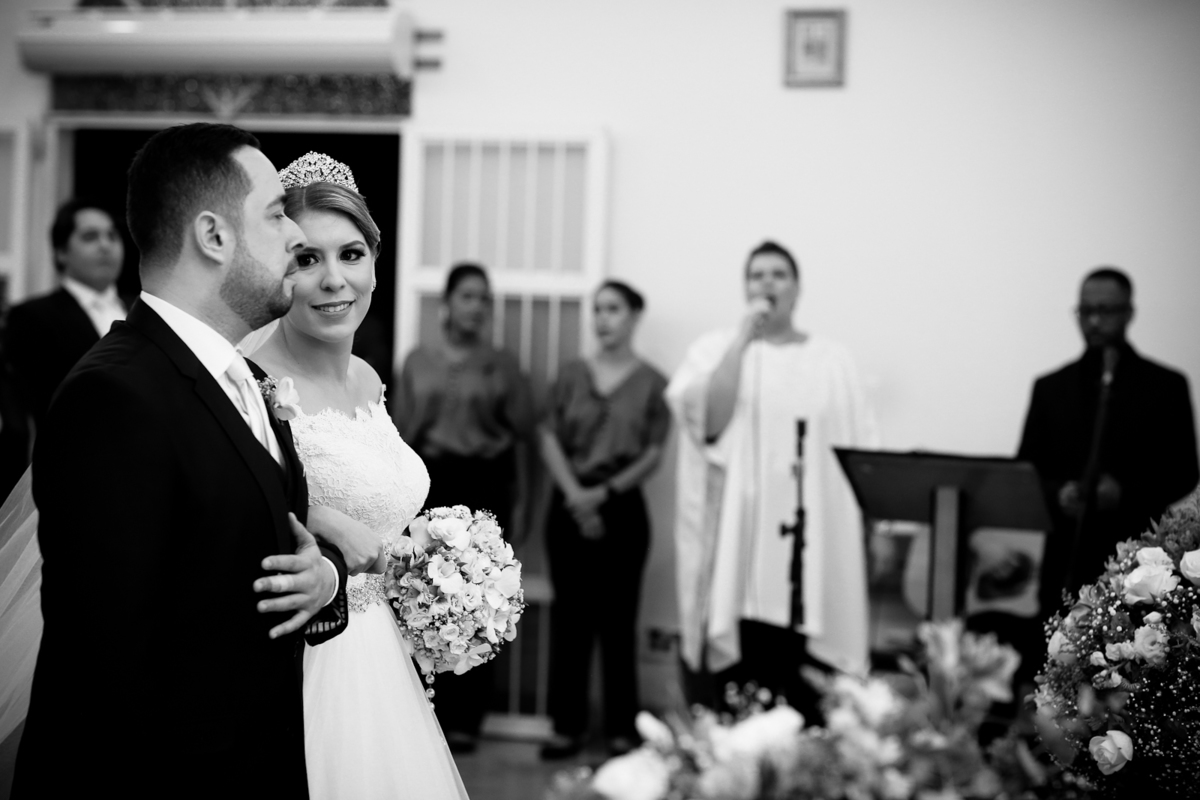 noivo e noiva no altar