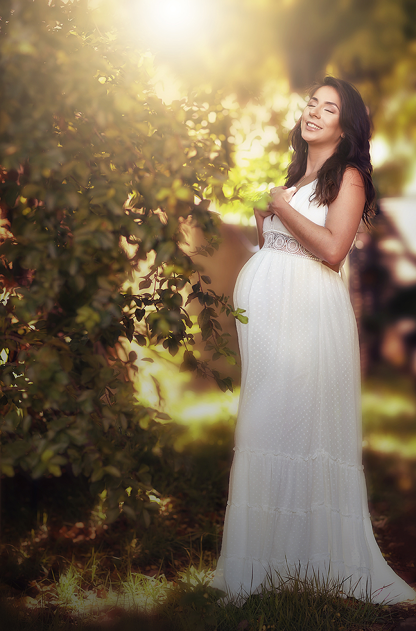 foto de gravida no meio da natureza