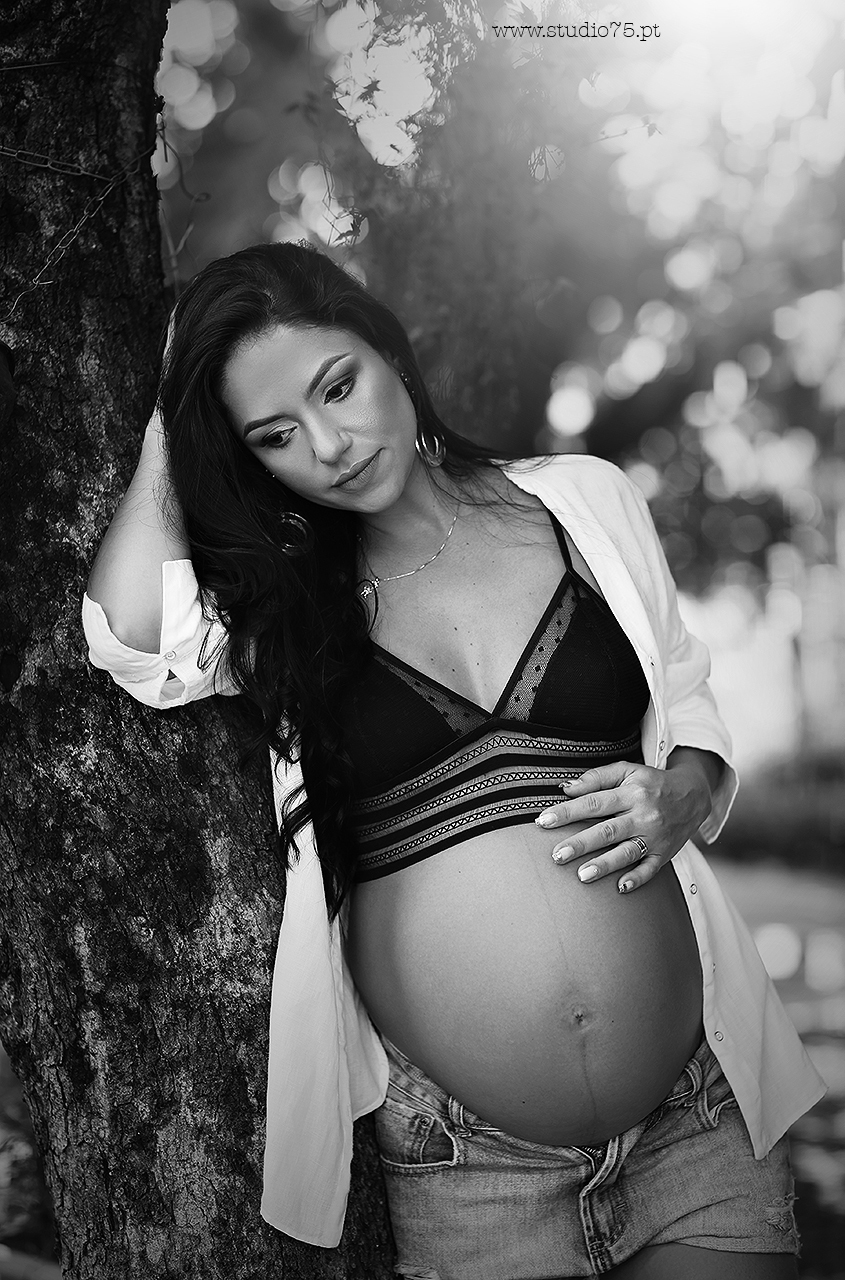 gestante com roupa preta e branca