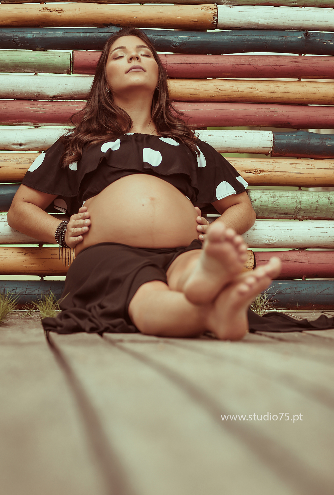 gestante em parede colorida