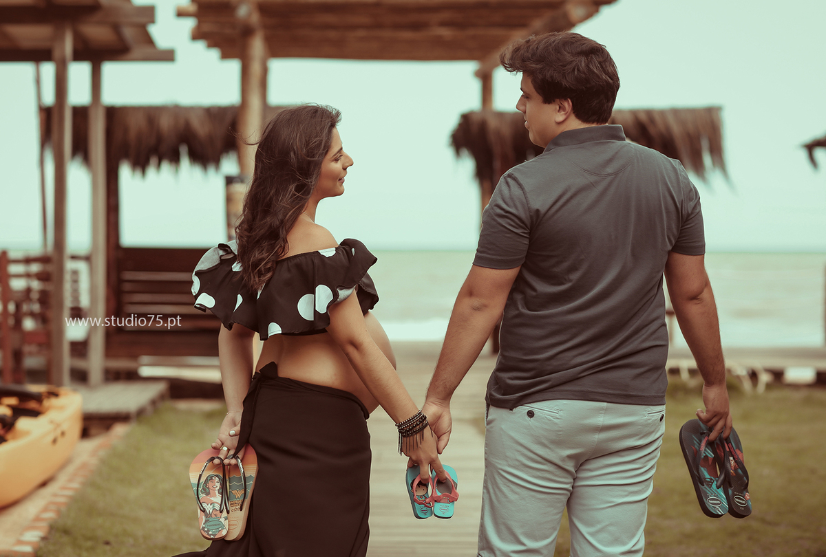 gravida segurando havaianas