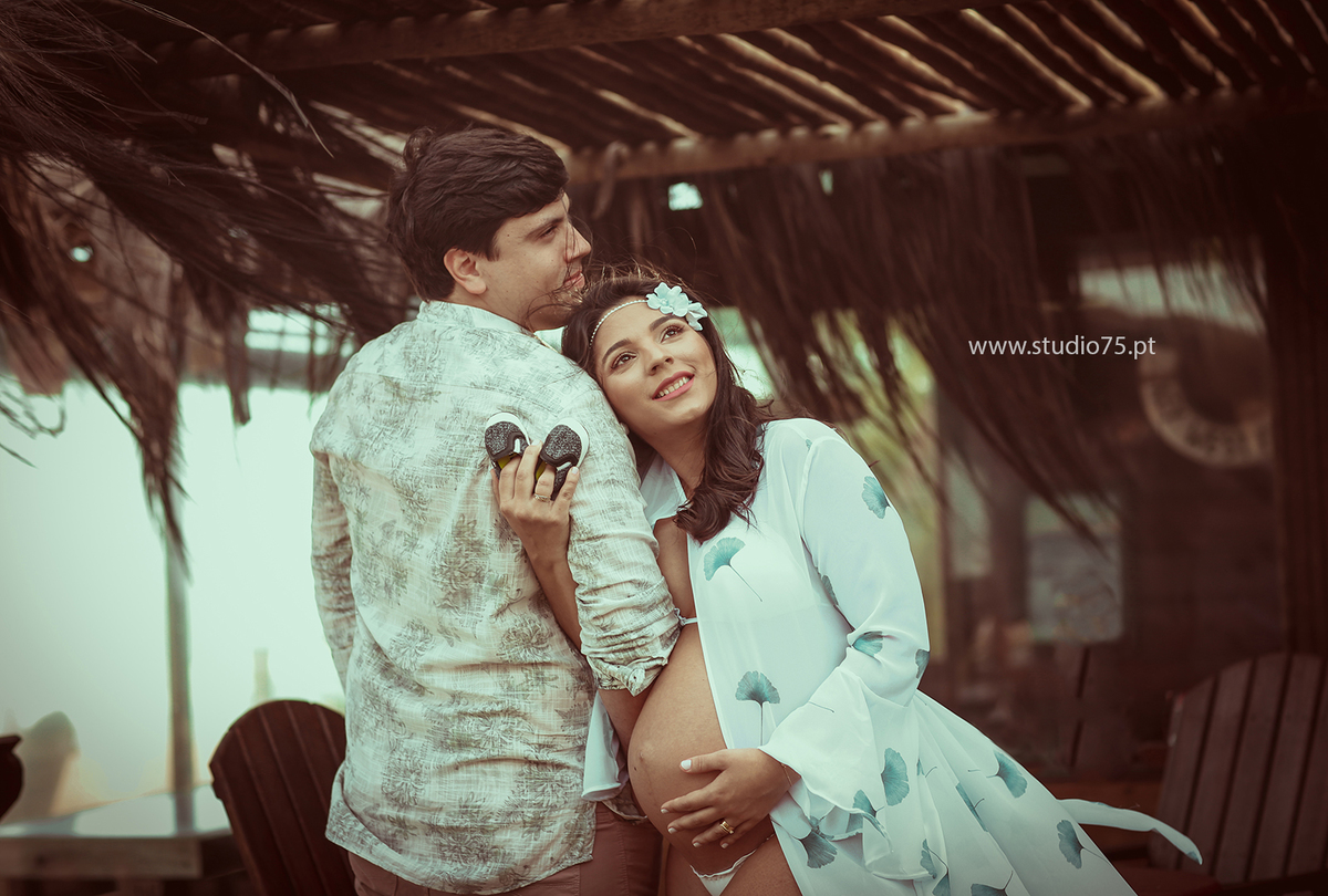 gravida segurando sapatinho de bebe