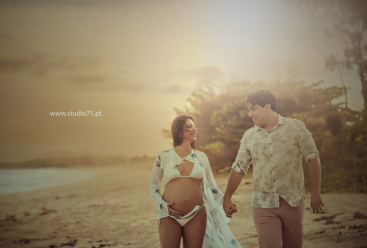 gravida com marido na praia
