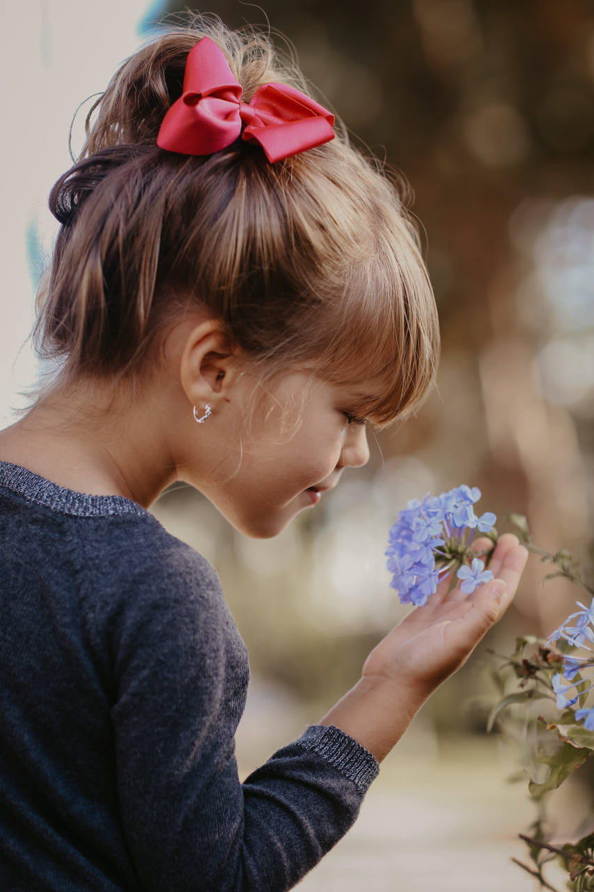 ensaio de criança com flores