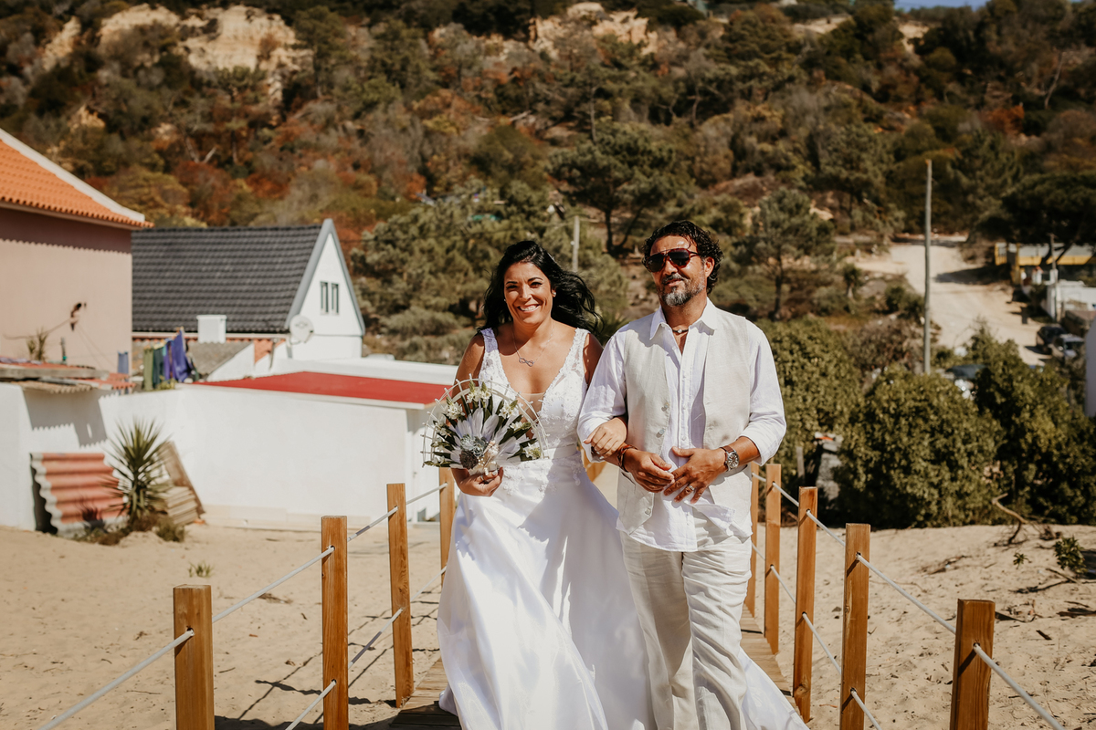 a noiva entrando na praia