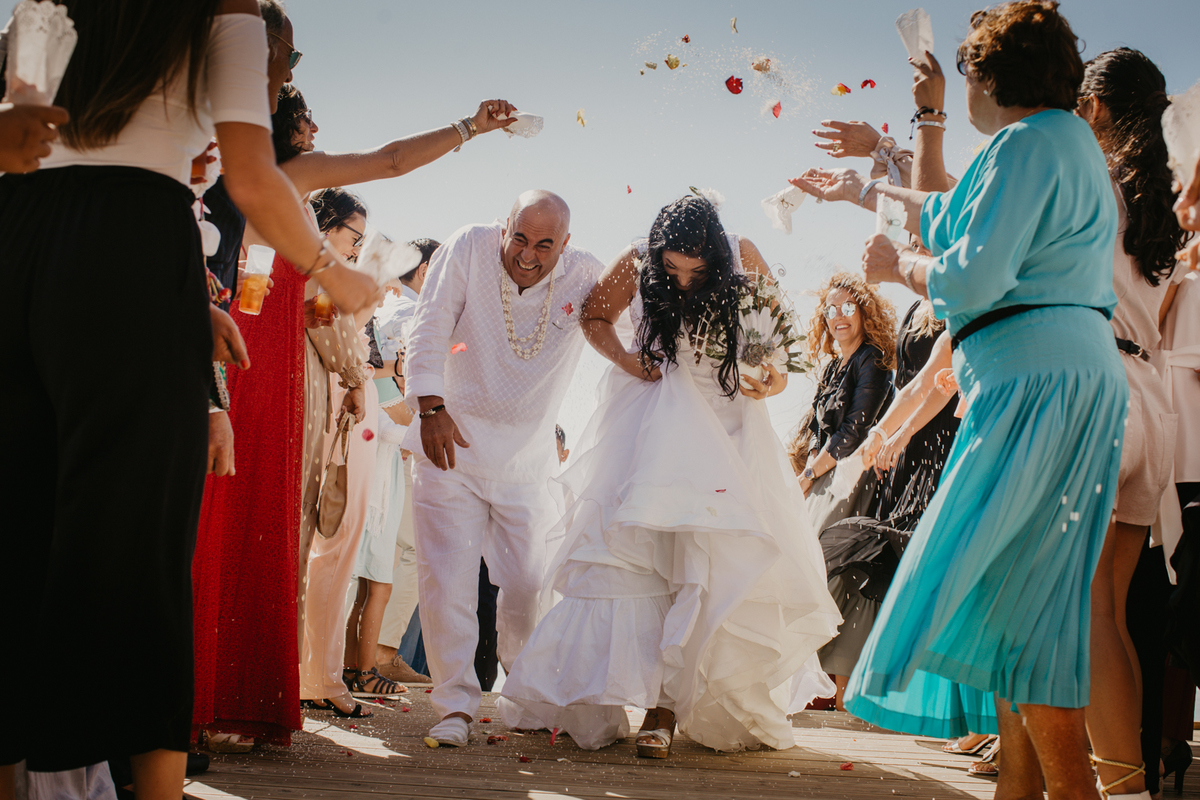 noiva e noivo casando na praia