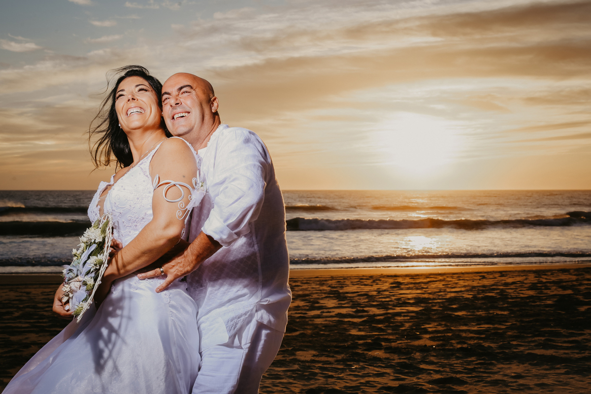 noivos no por do sol