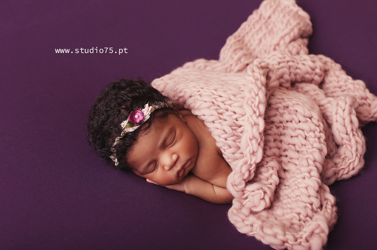sessão newborn em lisboa cenario roxo