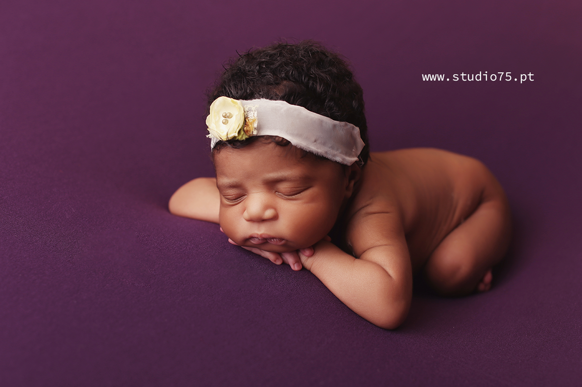foto em roxo de sessão recem nascido em cascais lisboa