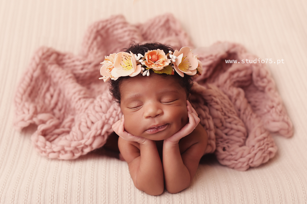 bebe menina com flores sessão newborn em cascais lisboa