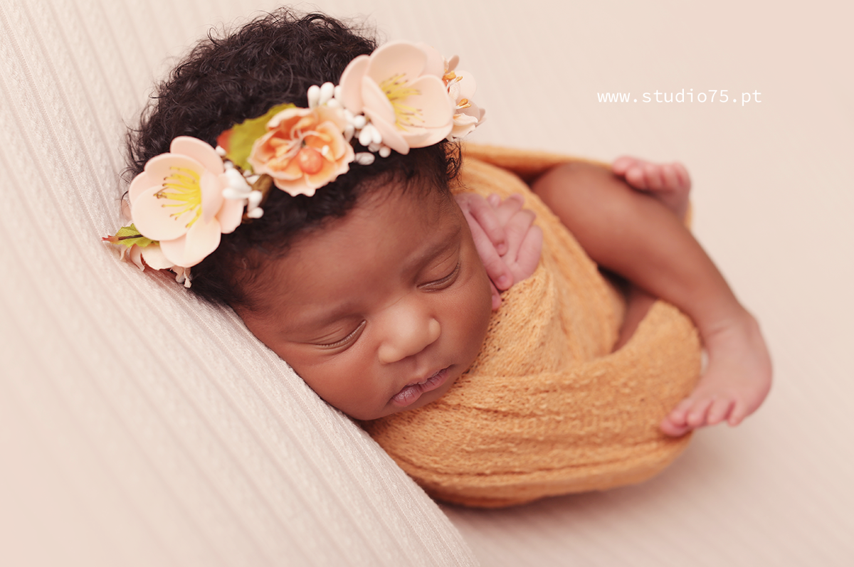 sessão de recem nascido com flores em cascais lisboa