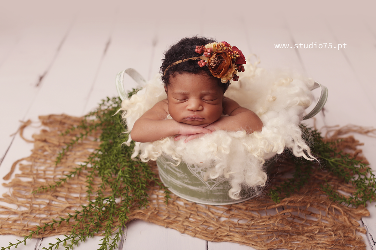 bebe faz fotos com flores vermelhas em sessão newborn em lisboa