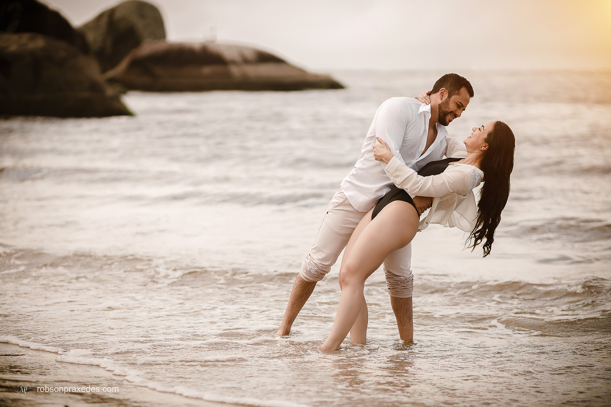 ENSAIO PRE CASAMENTO NA PRAIA - MATINHOS - FOTOGRAFO EM ITAPEVA - ROBSON PRAXEDES - POSES ENSAIO CASAL - POSES ENSAIO PRE CASAMENTO - ENSAIO NA PRAIA