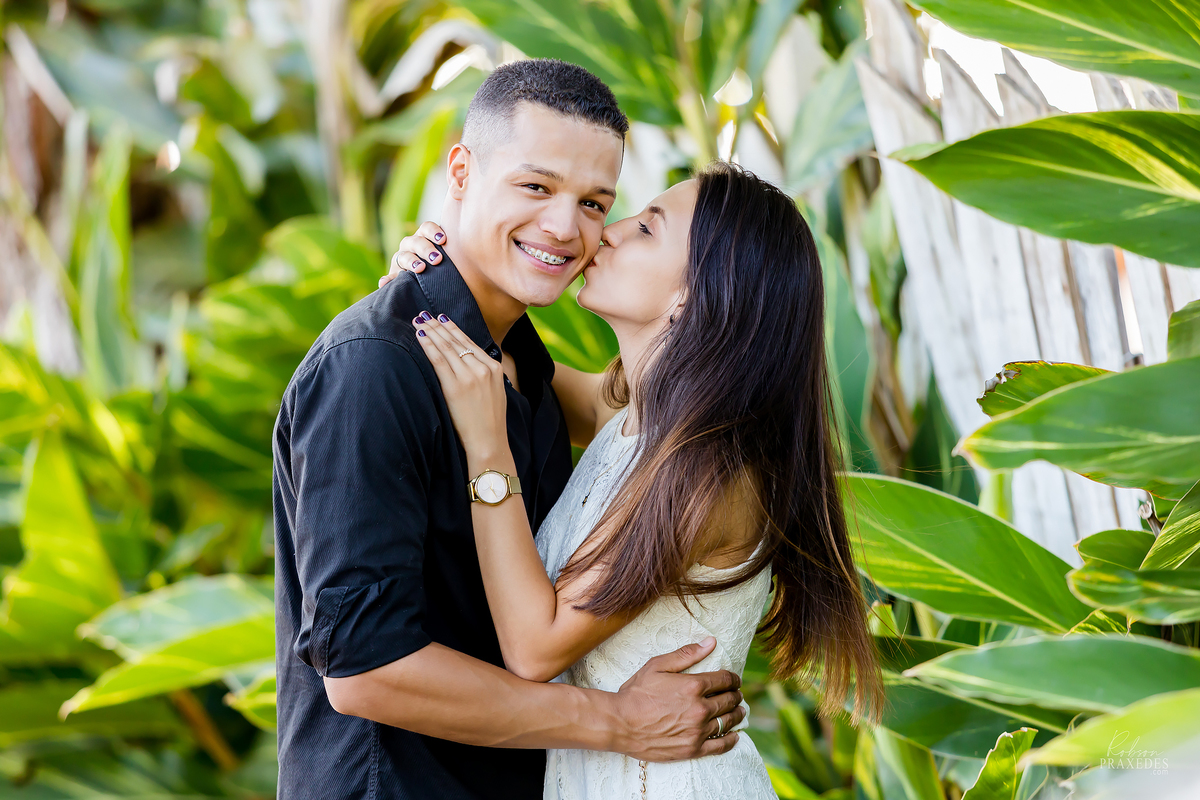 POSES ENSAIO PRE CASAMENTO - PRE WEDDING - FOTOGRAFO EM ITAPEVA - ROBSON PRAXEDES - FOTOS CASAL - FOTOS PISCINA