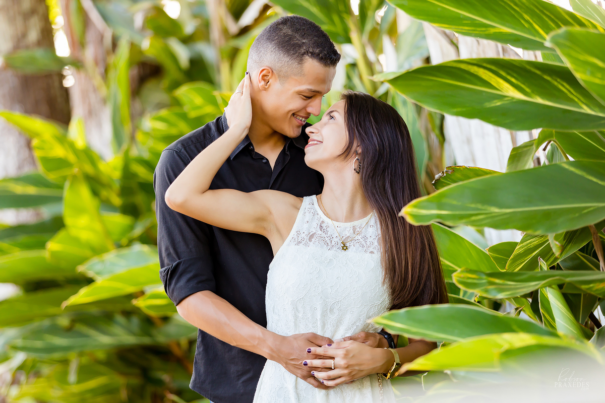 POSES ENSAIO PRE CASAMENTO - PRE WEDDING - FOTOGRAFO EM ITAPEVA - ROBSON PRAXEDES - FOTOS CASAL - FOTOS PISCINA