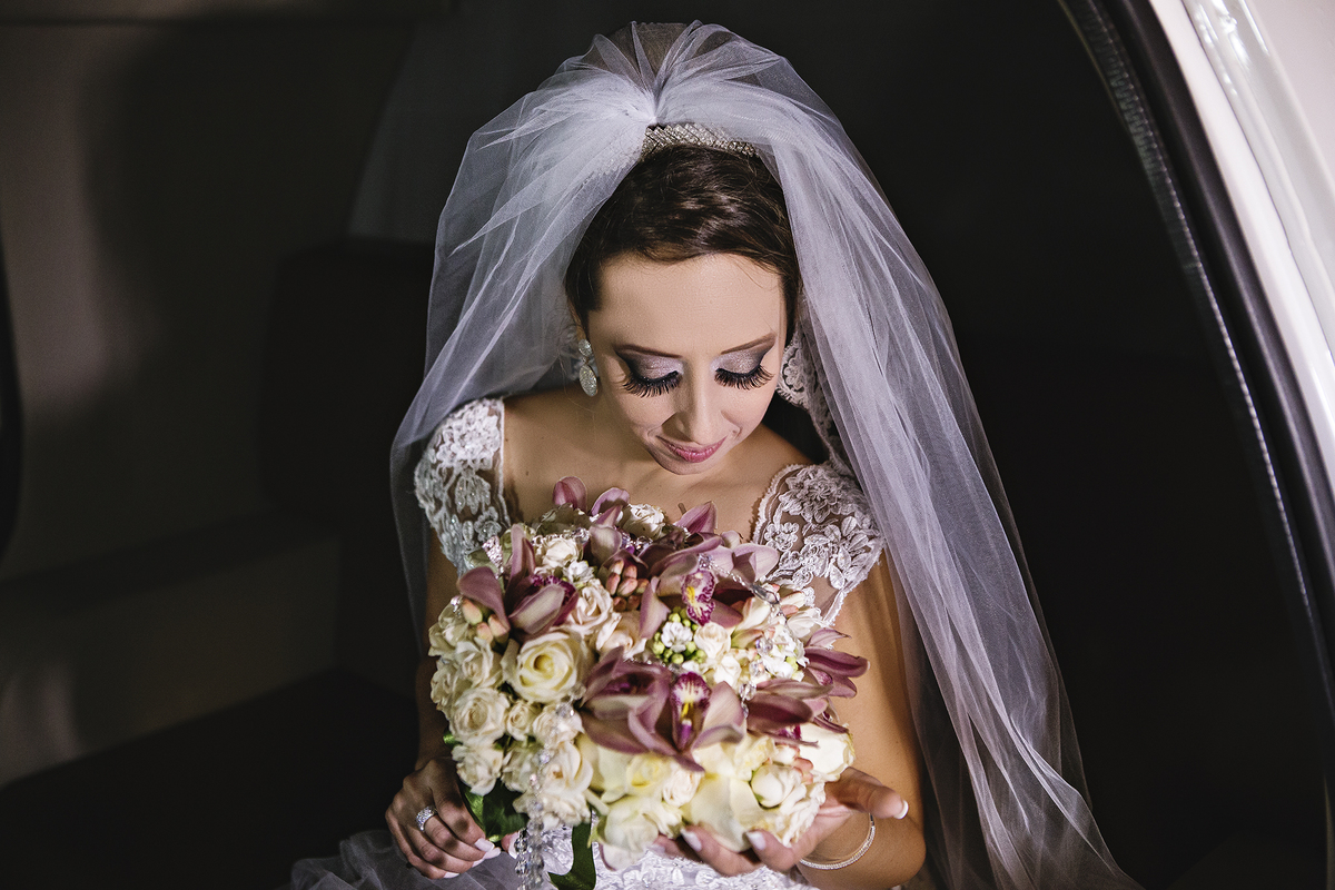 foto de noiva descendo do carro