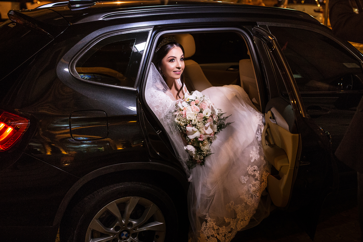 foto noiva descendo do carro
