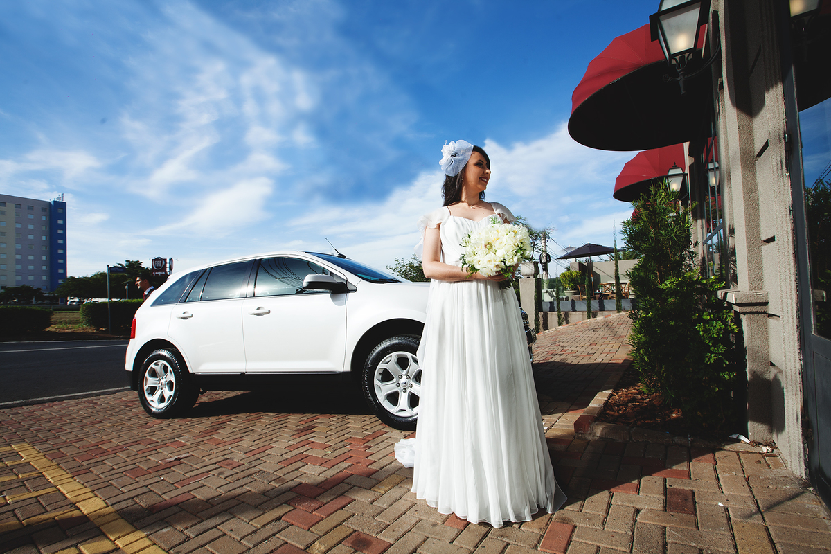 noiva descendo do carro