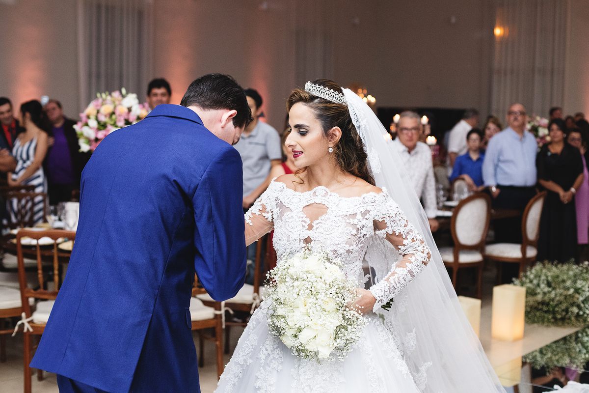 noivo recebendo noiva