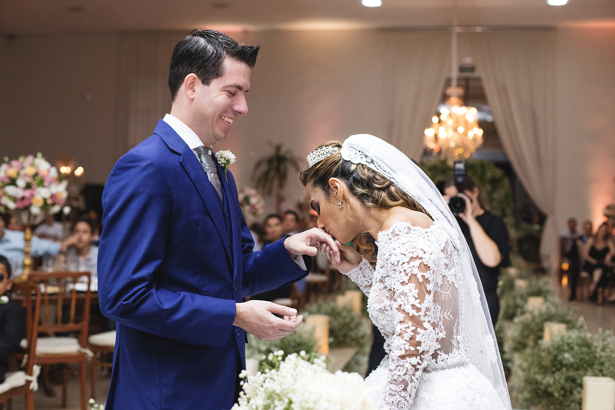 noiva colocando aliança