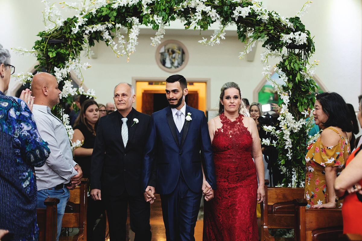 entrada do noivo com os pais na cerimonia de casamento fotos balada erik faria fotografo casamento perfeito fotografo de casamento fotografo 