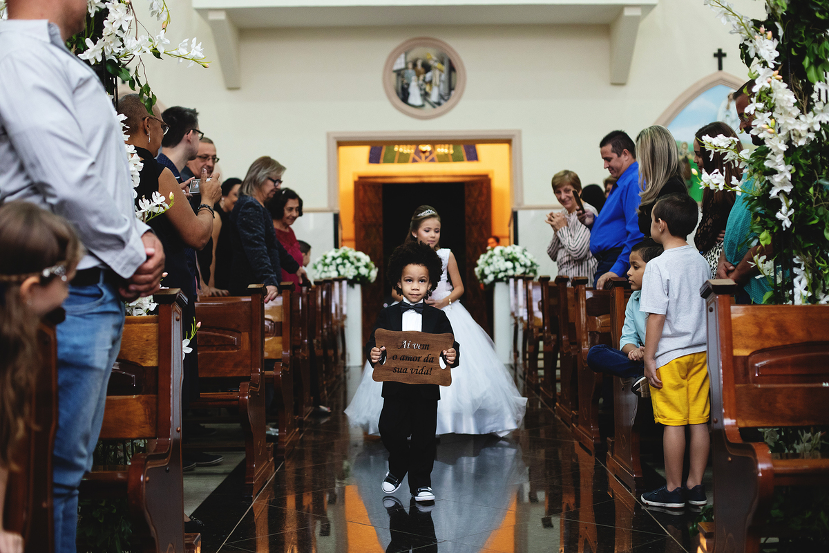 entrada de pagem com a placa lá vem a noiva fotos balada erik faria fotografo casamento perfeito fotografo de casamento fotografo 