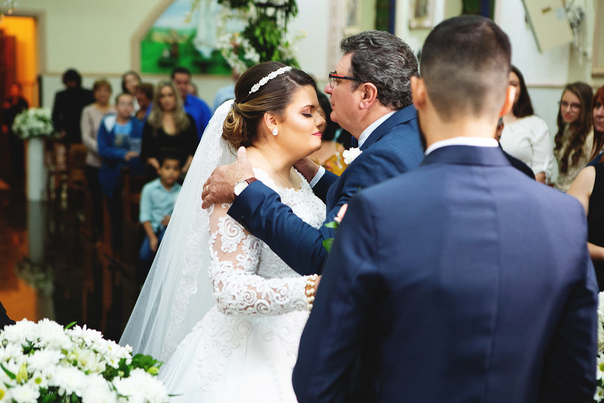 beijo do pai na noiva
cerimonia de casamento na igreja  fotos balada erik faria fotografo casamento perfeito fotografo de casamento fotografo 
