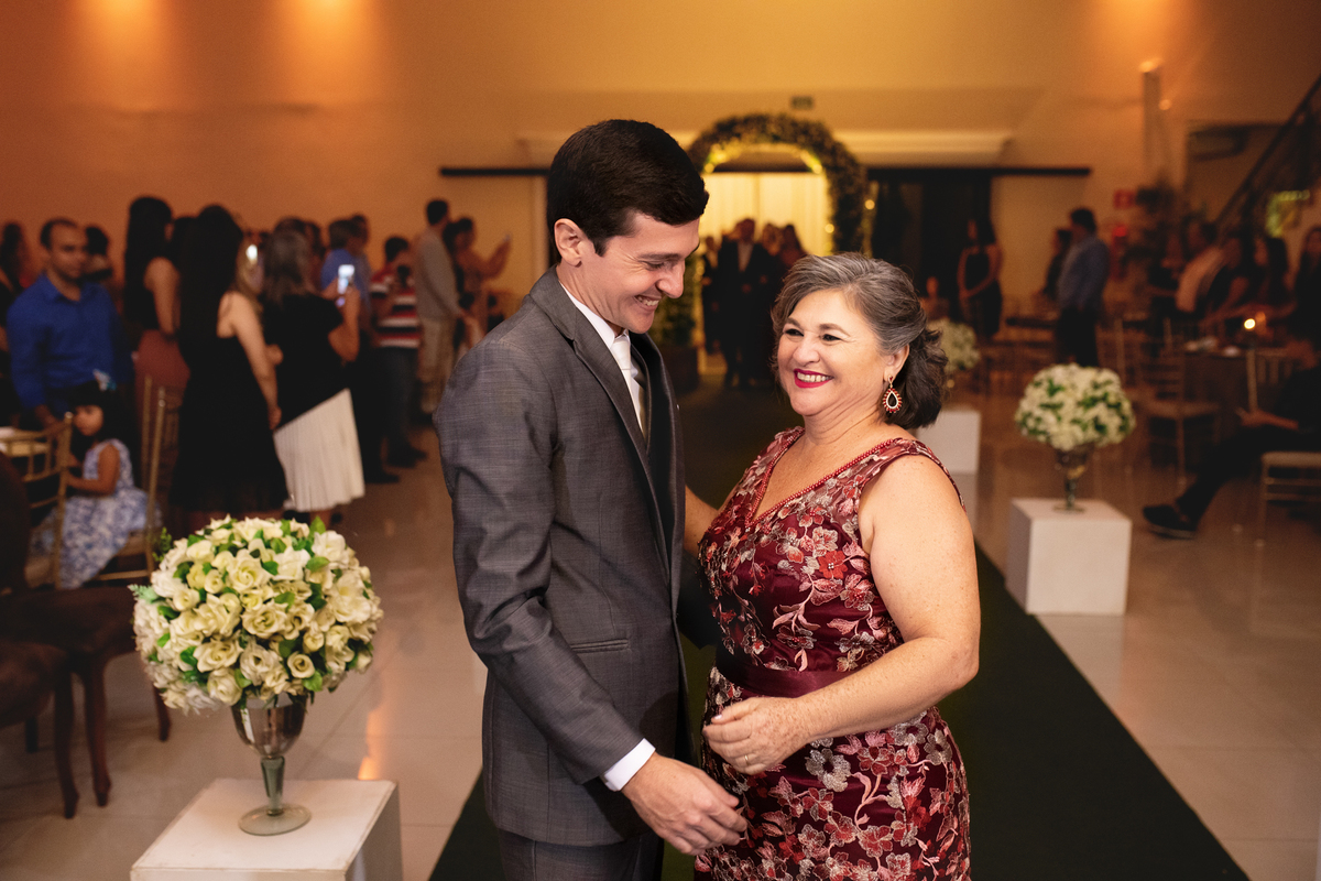 entrada do noivo com a mãe  erik faria fotografo fotografo de casamento fotografo de casamento rio preto