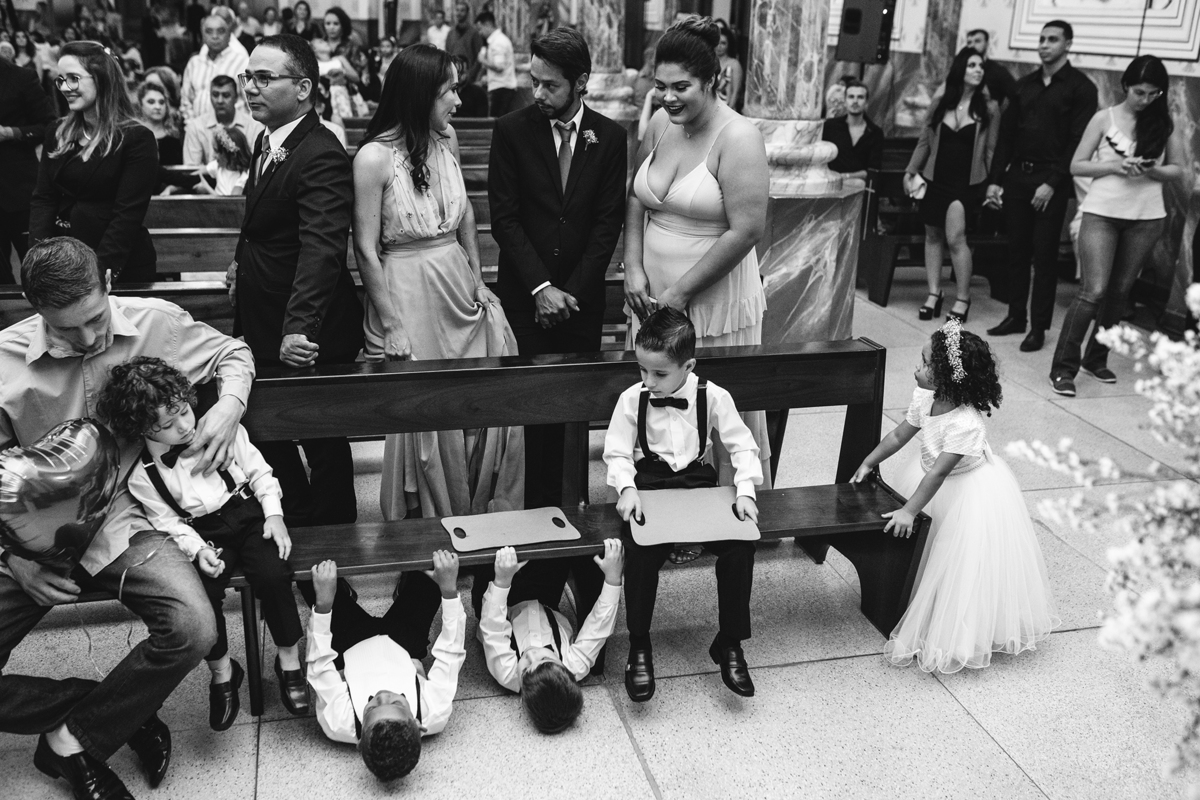 fotografo de casamentos fotografo de casamento rio preto noiva fotografo catanduva cerimonia de casamento na igreja erik faria fotografo fotos descontraídas de pajem