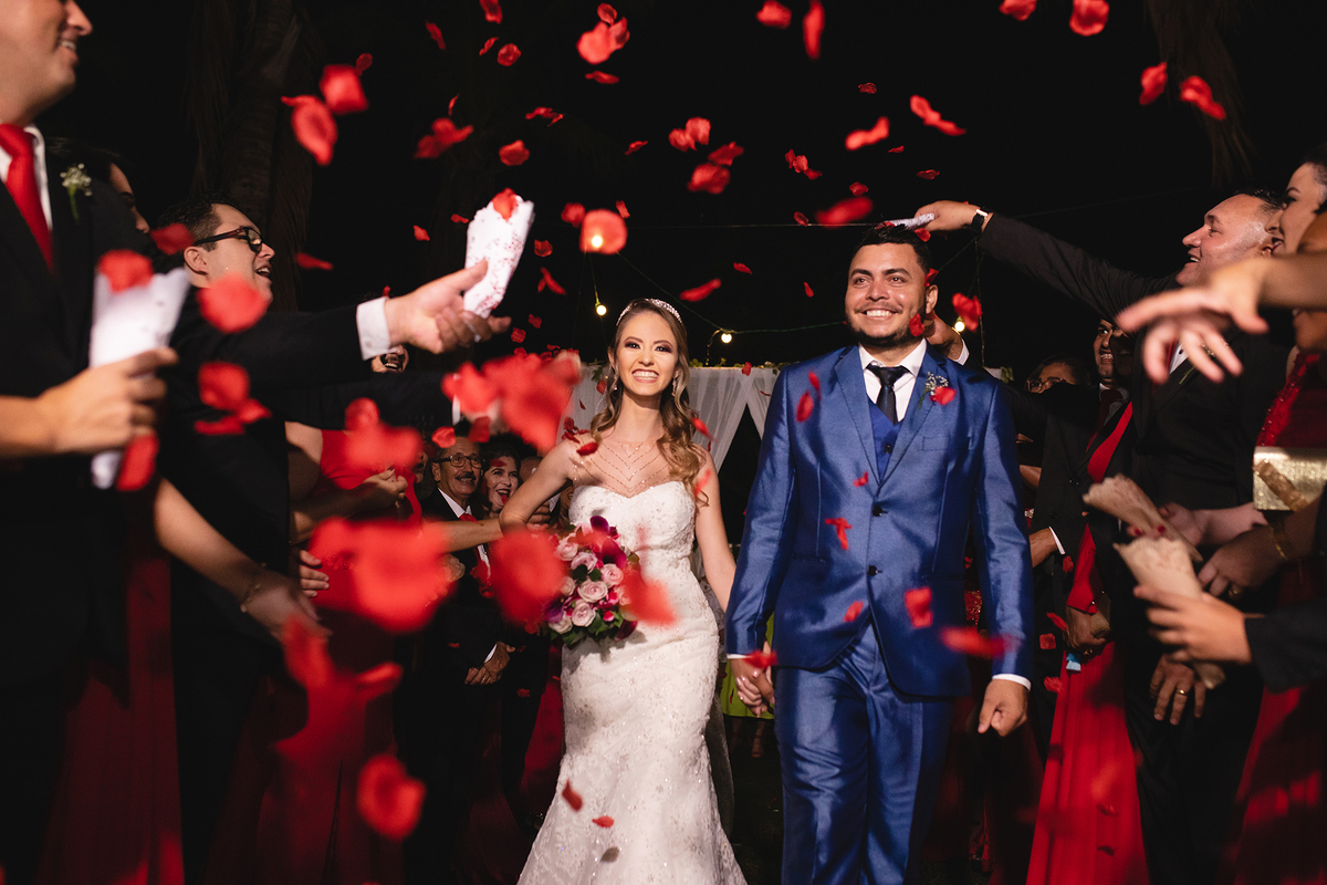 cerimonia casamento campestre noturno fotografo rio preto fotografo são jose do rio preto saida dos noivos com rosas vermelhas 