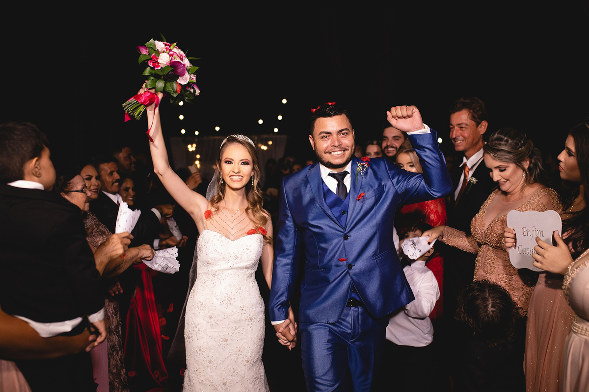 cerimonia casamento campestre noturno fotografo rio preto fotografo são jose do rio preto  saída dos noivos com rosas vermelhas