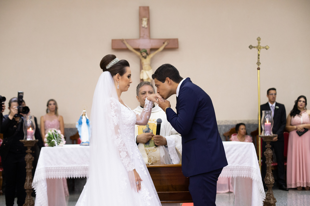 noivos colocando as alianças 