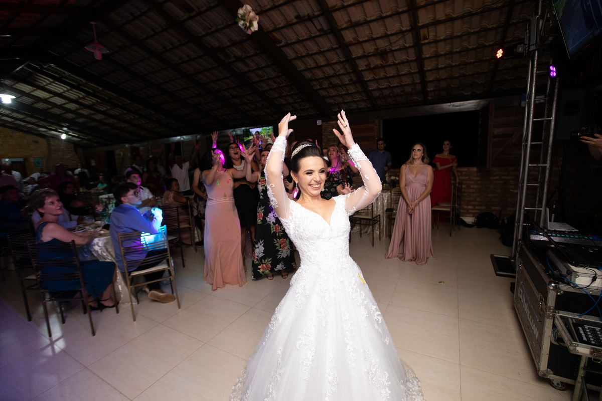 noiva jogando o buquet