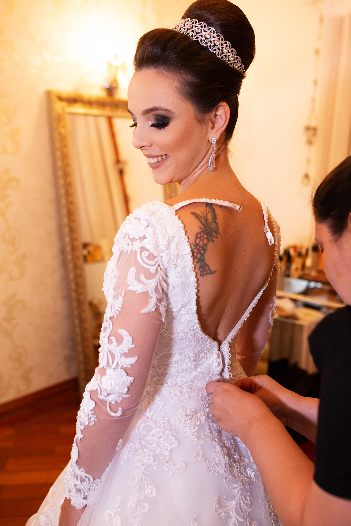 noiva colocando o vestido 