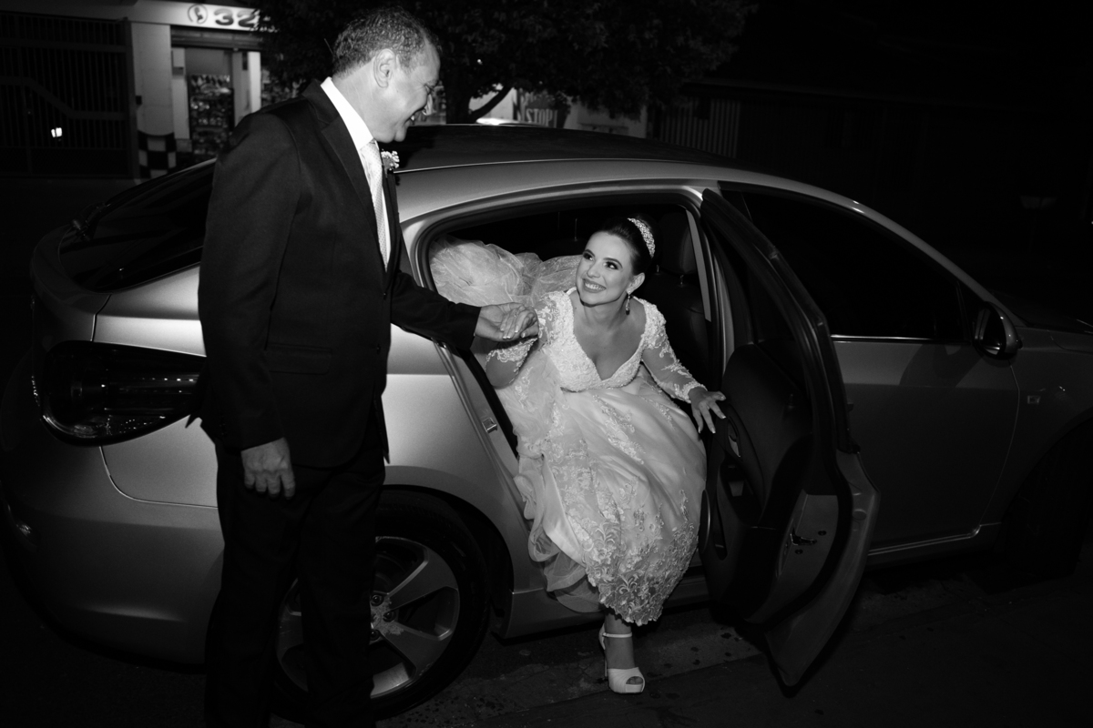 noiva descendo do carro com o pai