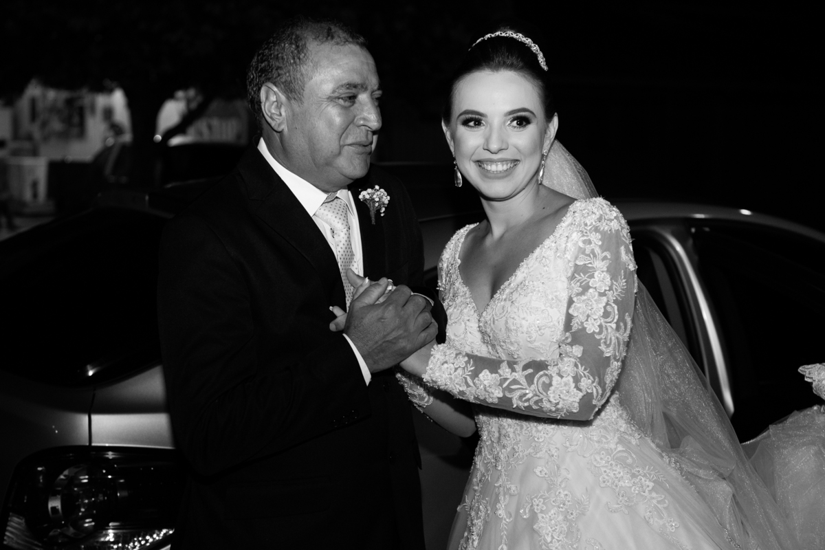 noiva descendo do carro com o pai