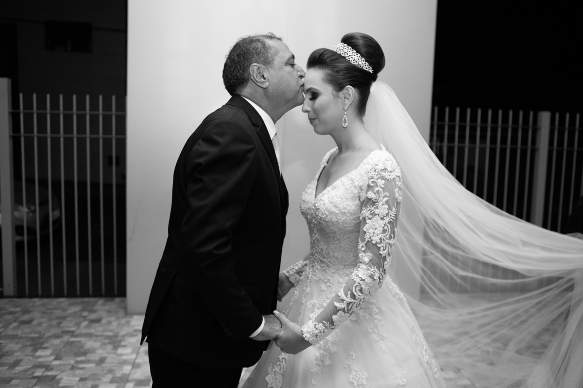 noiva descendo do carro com o pai