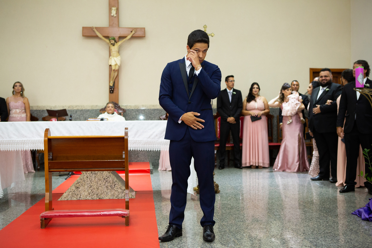 noivo esperando a noiva no altar 