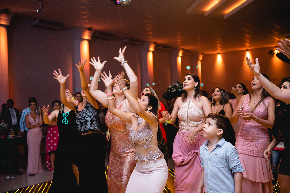 noiva jogando o buque 