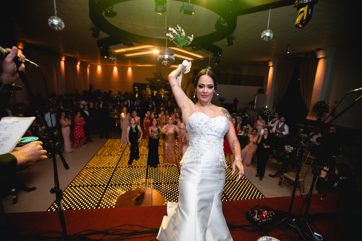 noiva jogando o buque 