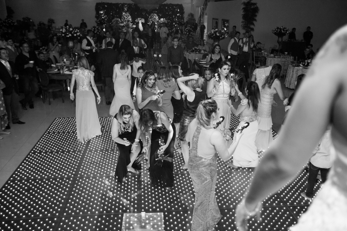 noiva jogando o buque 