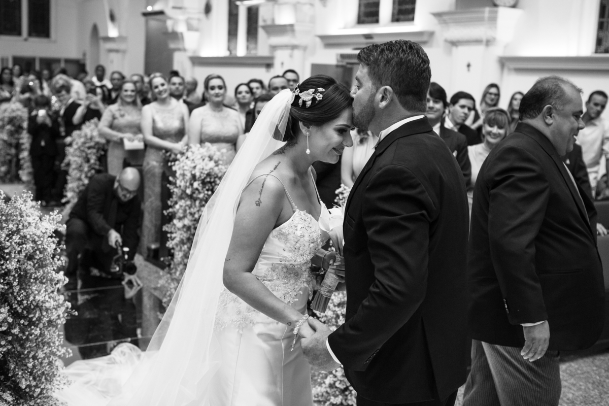 noivo recebendo a noiva