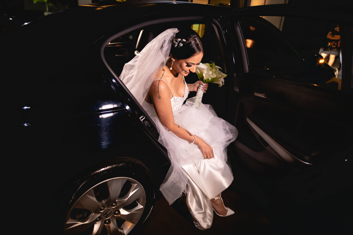 noiva descendo do carro