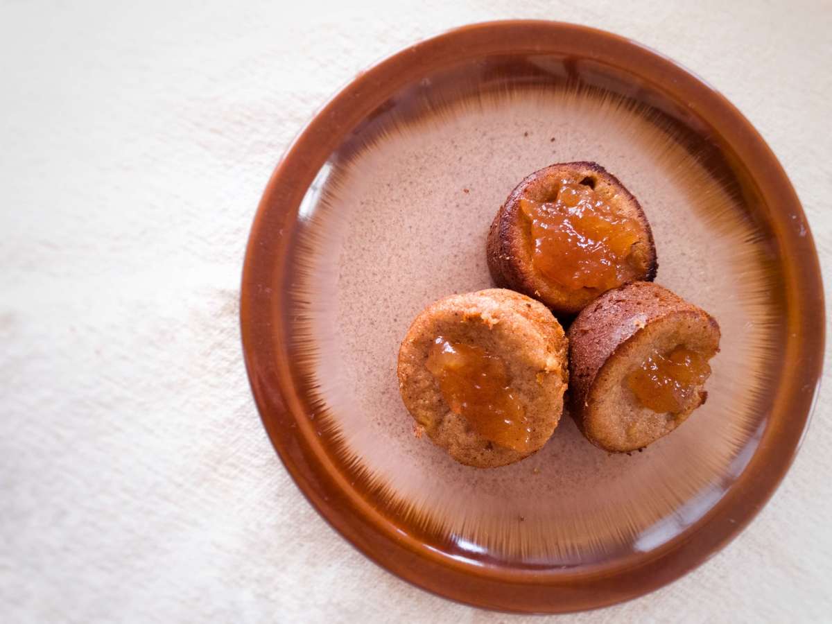 bolinhos de banana e geleia de maçã dispostos num prato visto de cima.