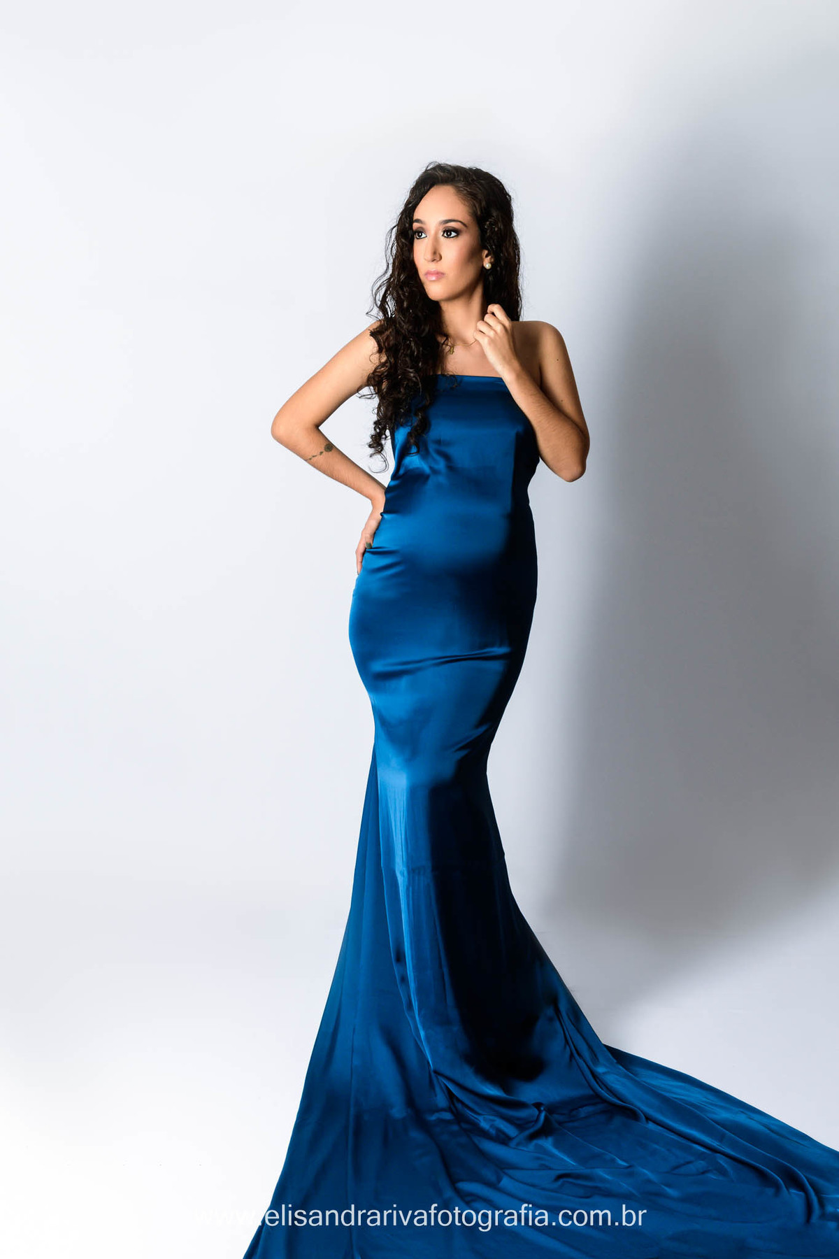 Estilo e elegância num look clássico que valoriza a beleza da mulher no seu melhor momento.